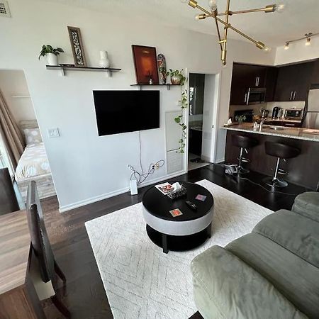 2-Bdrm And 1 Den 3 Bed Condo With 2 Bath - Walking Distance To Scotiabank Arena, Cn Tower, Union Station, Ripleys With Free Parking Торонто Екстер'єр фото