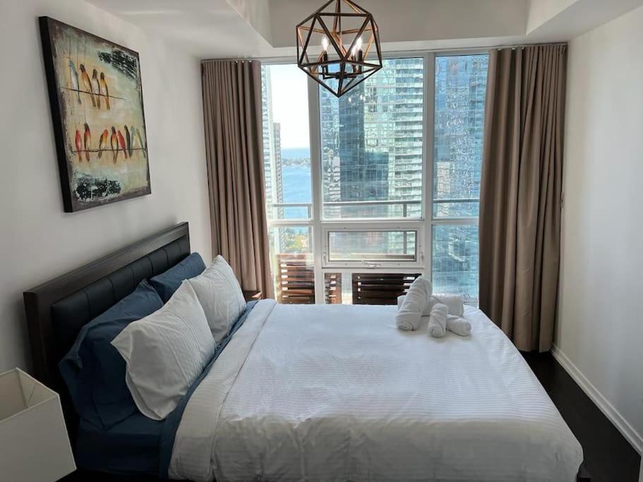 2-Bdrm And 1 Den 3 Bed Condo With 2 Bath - Walking Distance To Scotiabank Arena, Cn Tower, Union Station, Ripleys With Free Parking Торонто Екстер'єр фото