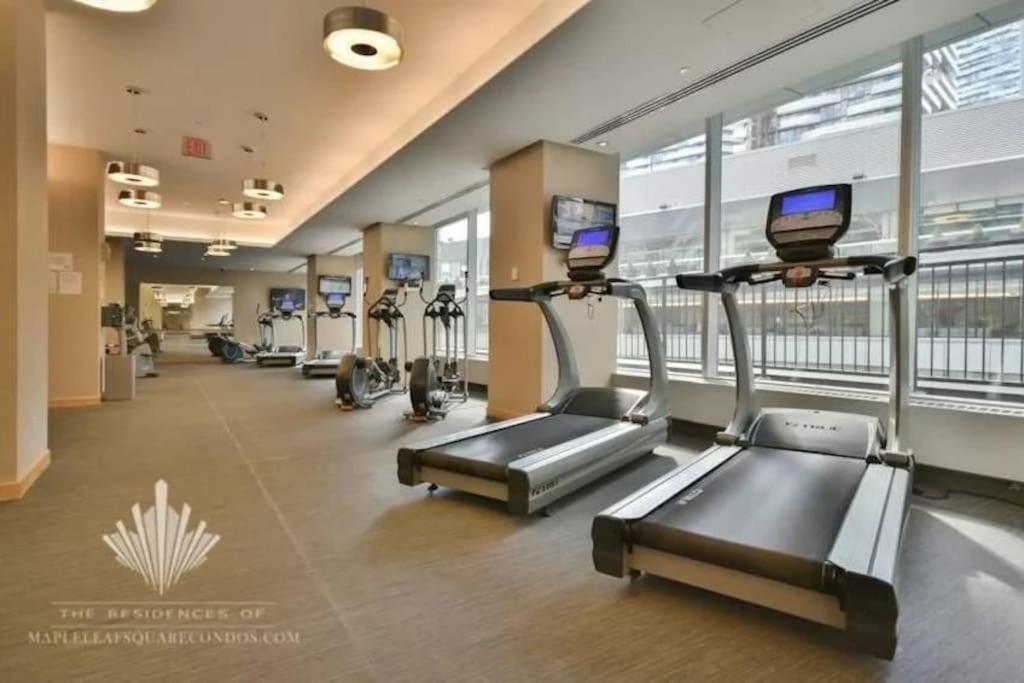 2-Bdrm And 1 Den 3 Bed Condo With 2 Bath - Walking Distance To Scotiabank Arena, Cn Tower, Union Station, Ripleys With Free Parking Торонто Екстер'єр фото