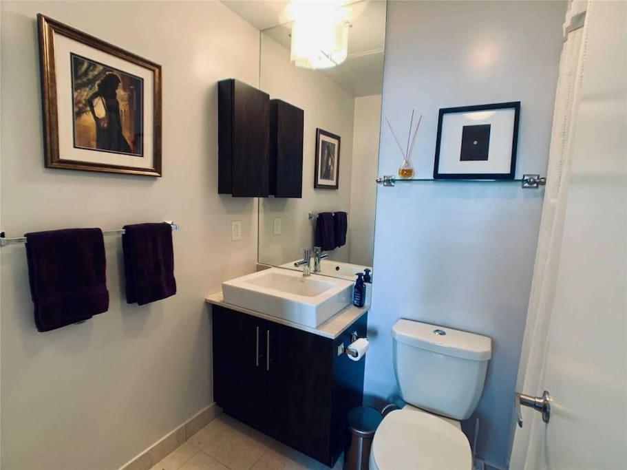 2-Bdrm And 1 Den 3 Bed Condo With 2 Bath - Walking Distance To Scotiabank Arena, Cn Tower, Union Station, Ripleys With Free Parking Торонто Екстер'єр фото