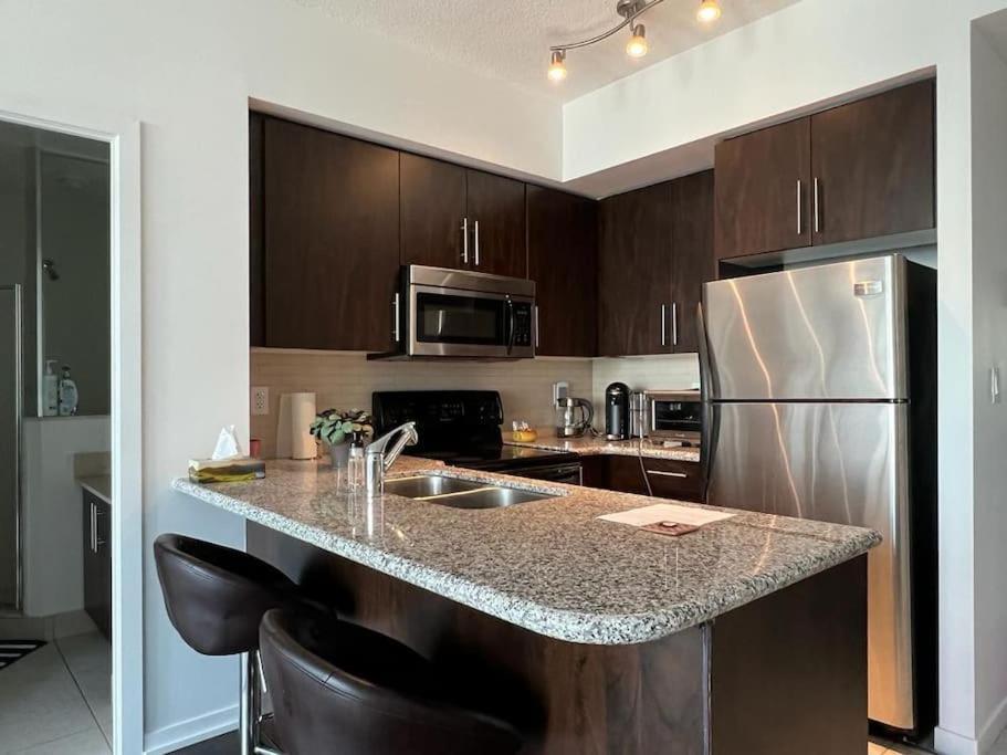 2-Bdrm And 1 Den 3 Bed Condo With 2 Bath - Walking Distance To Scotiabank Arena, Cn Tower, Union Station, Ripleys With Free Parking Торонто Екстер'єр фото