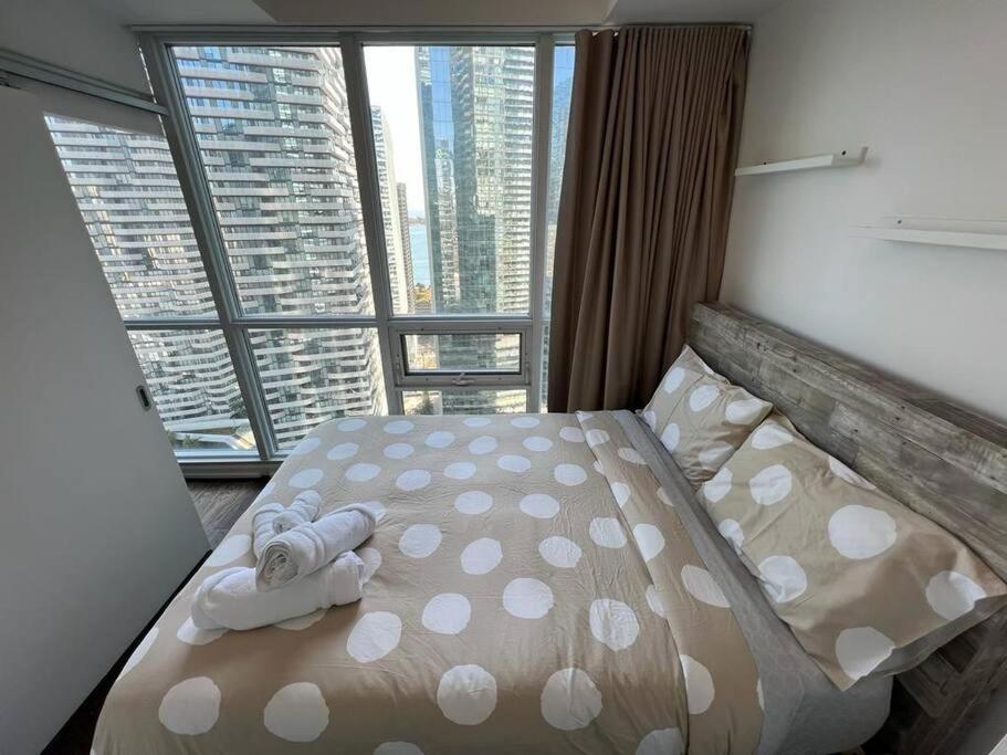 2-Bdrm And 1 Den 3 Bed Condo With 2 Bath - Walking Distance To Scotiabank Arena, Cn Tower, Union Station, Ripleys With Free Parking Торонто Екстер'єр фото