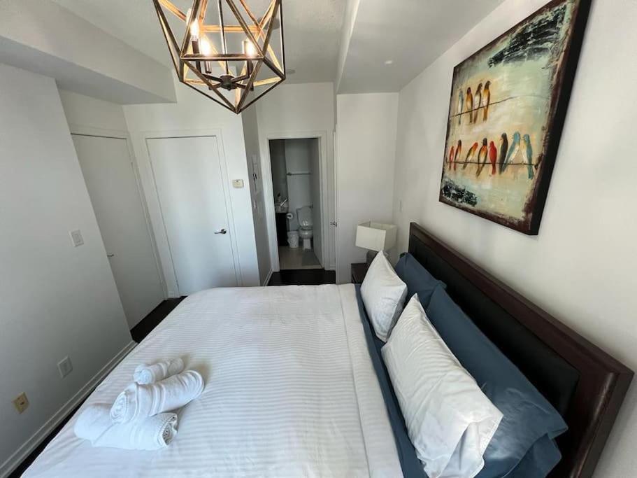 2-Bdrm And 1 Den 3 Bed Condo With 2 Bath - Walking Distance To Scotiabank Arena, Cn Tower, Union Station, Ripleys With Free Parking Торонто Екстер'єр фото