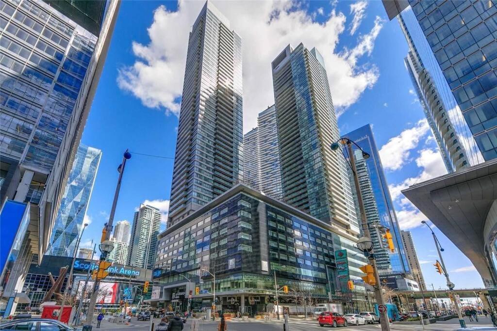 2-Bdrm And 1 Den 3 Bed Condo With 2 Bath - Walking Distance To Scotiabank Arena, Cn Tower, Union Station, Ripleys With Free Parking Торонто Екстер'єр фото